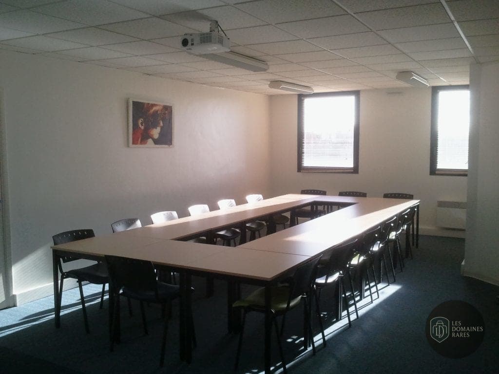 Salle de réunion simple avec projecteur
