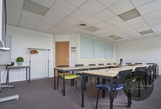 Salle de réunion lumineuse, tables en U