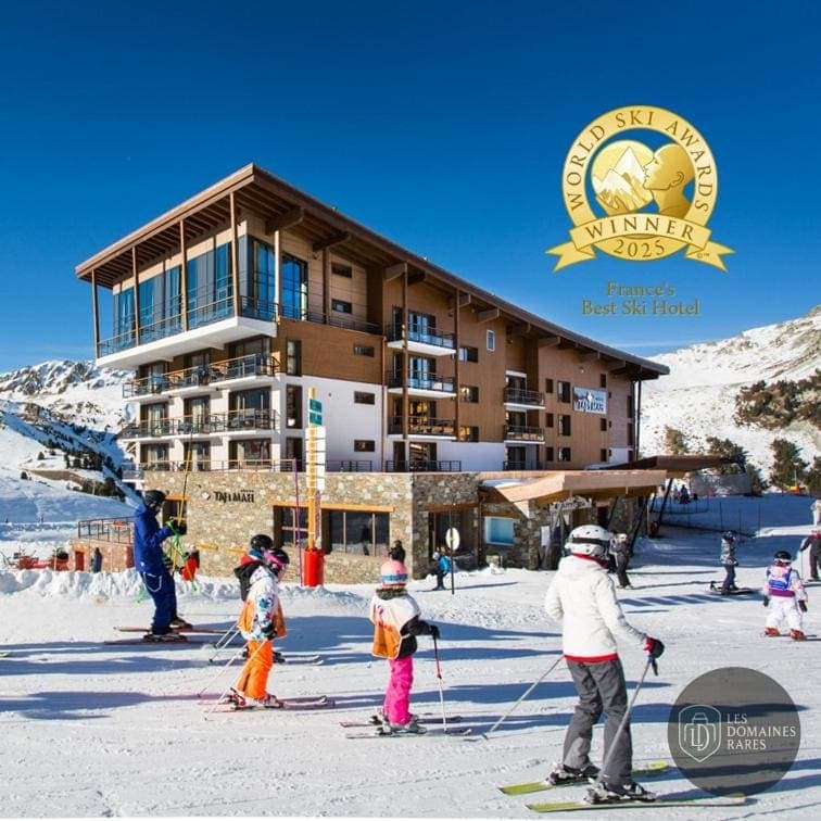 Vue extérieure de l'hôtel Taj-I-Mah en Auvergne-Rhône-Alpes