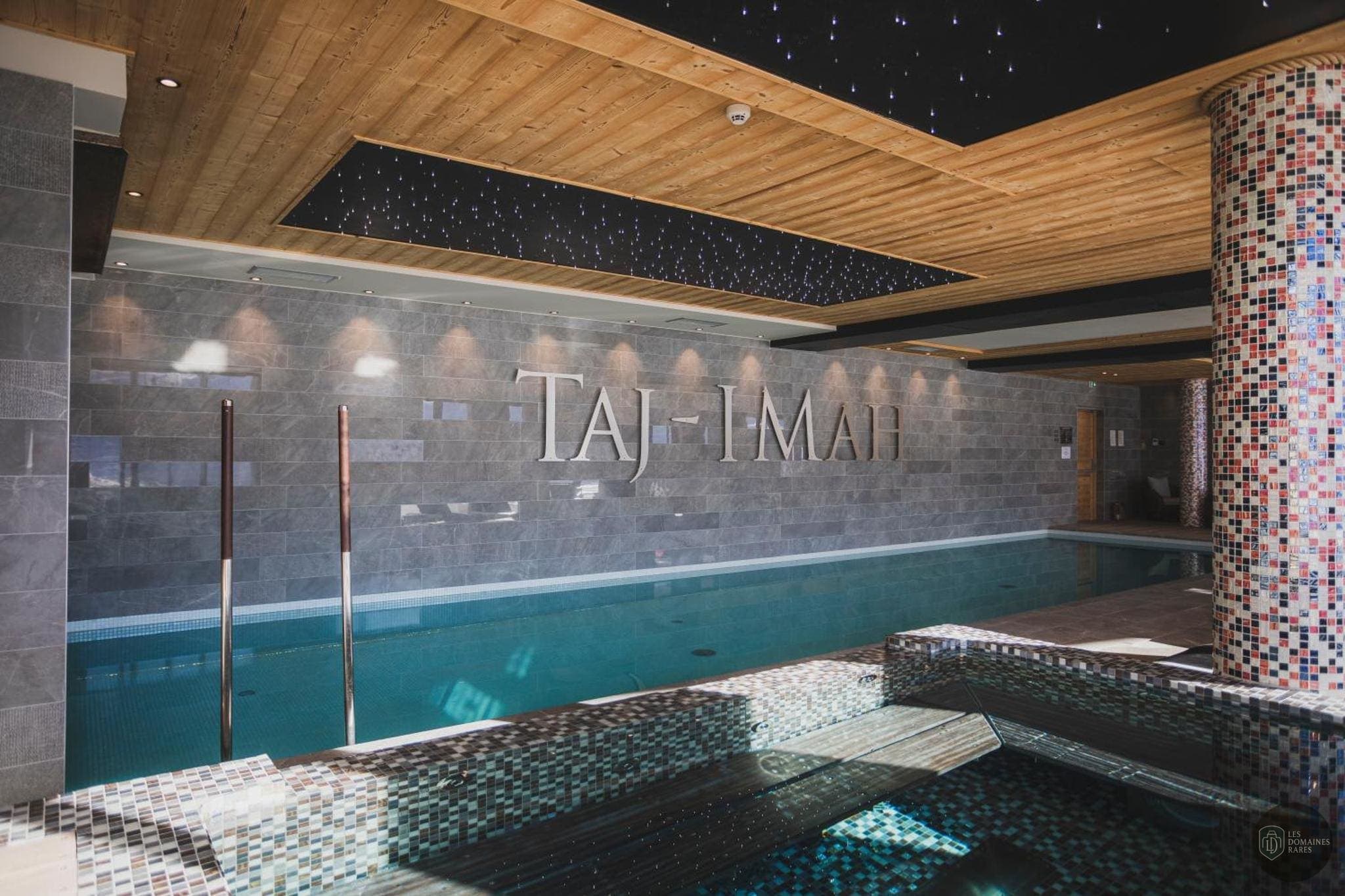 Vue extérieure de l'hôtel Taj-I-Mah en Auvergne-Rhône-Alpes