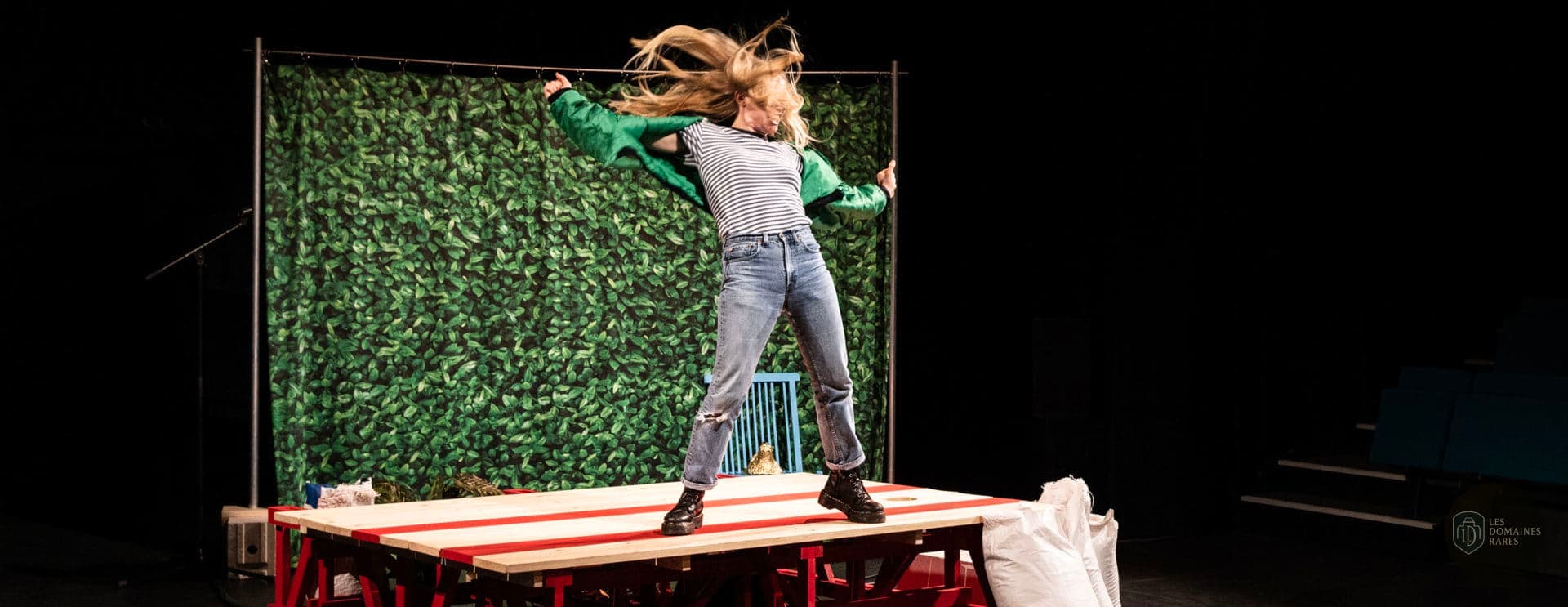 Scène de théâtre avec actrice
