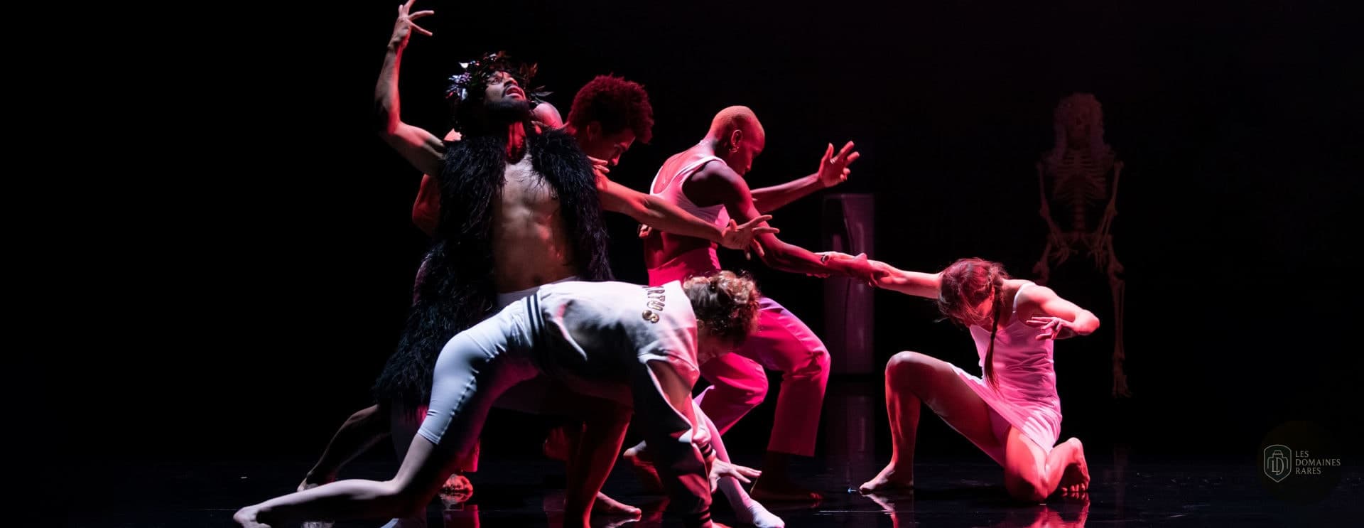 Scène de théâtre avec danseurs