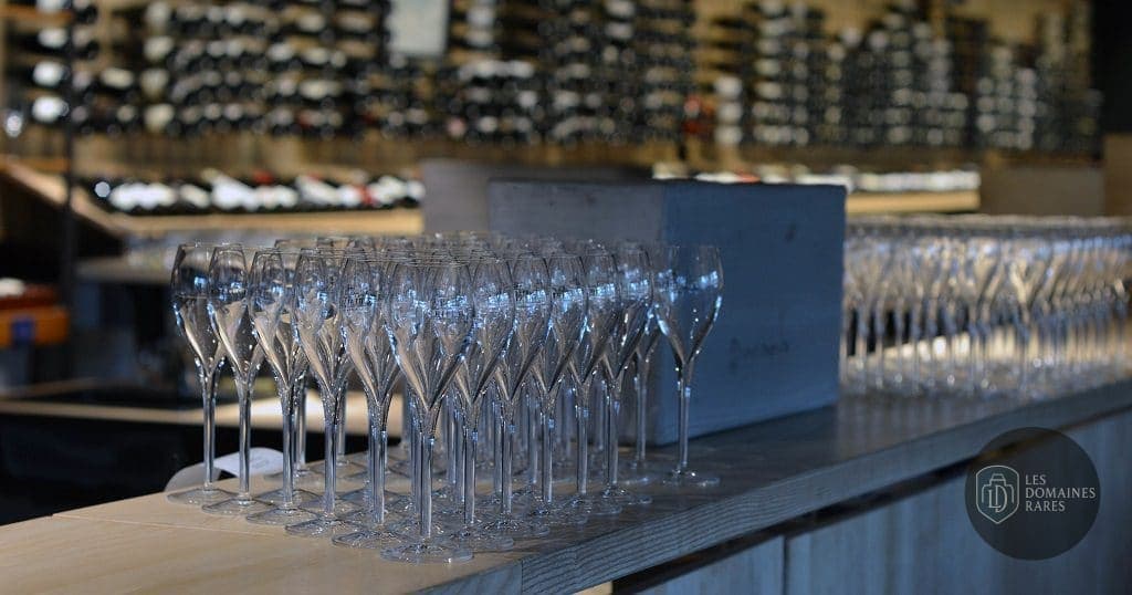 Verres à vin alignés sur un bar