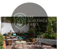 Patio extérieur avec tables et baby-foot