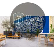 Terrasse extérieure avec décoration murale