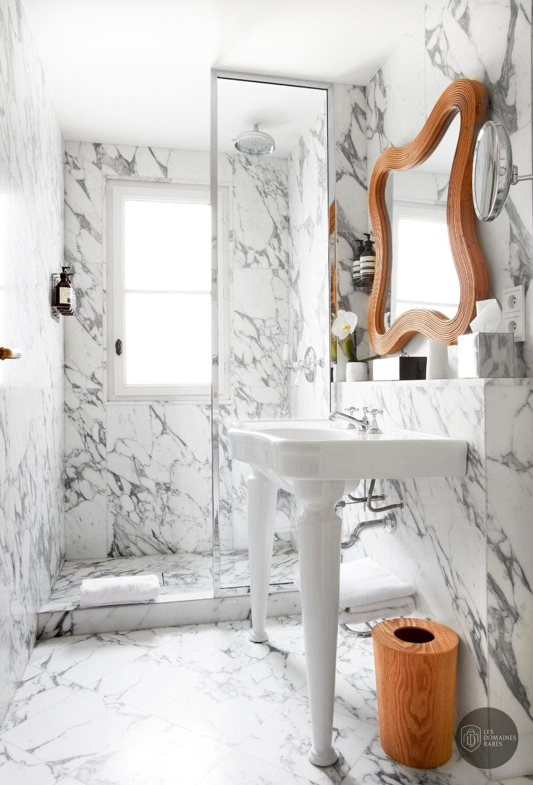 Salle de bain de l'hôtel Thoumieux à Paris en Île-de-France