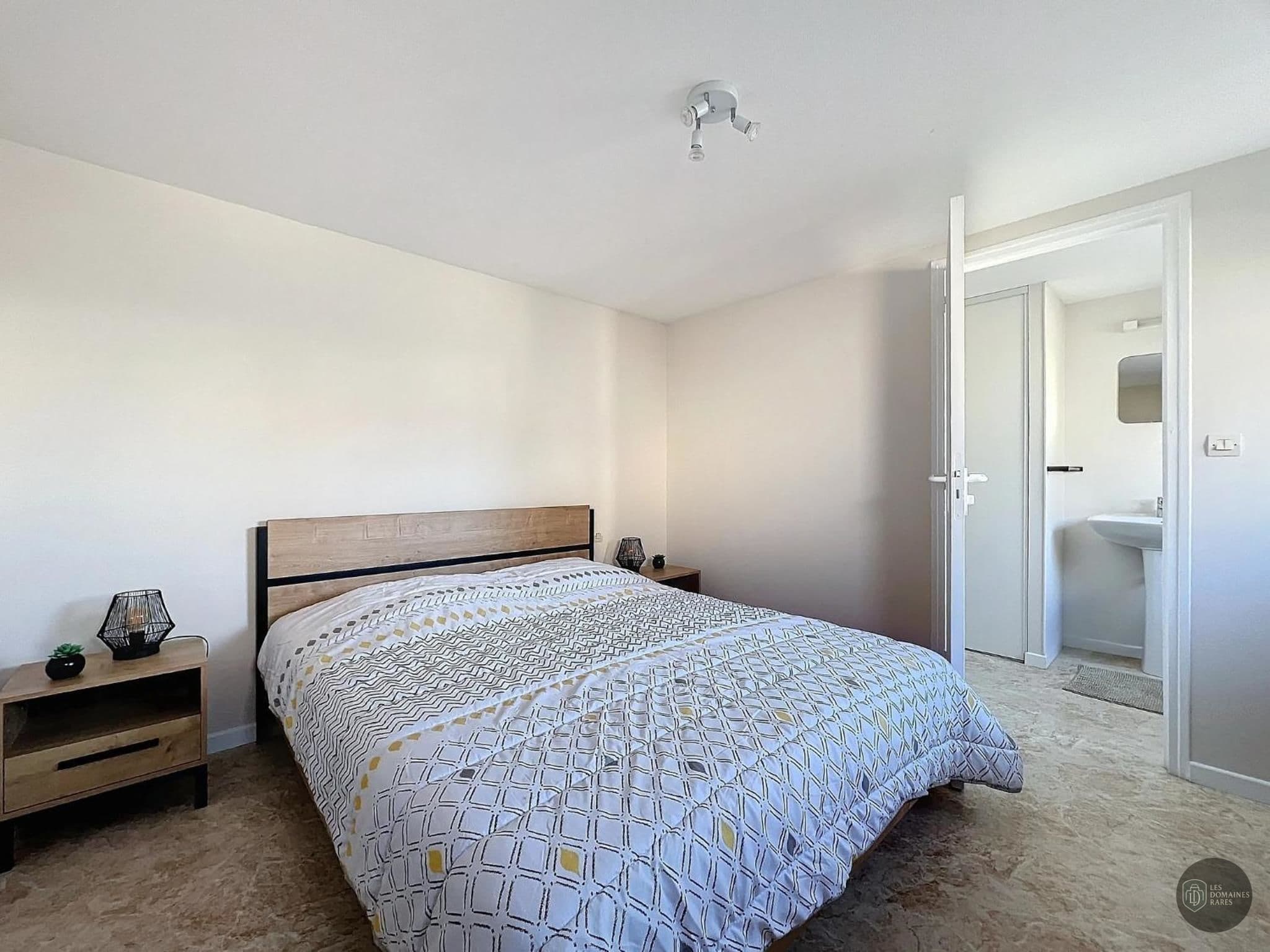 Chambre du lieu Treize Ephémère à Clichy en Île-de-France - séminaire clichy france coordonnées gps latitude : 48.901212