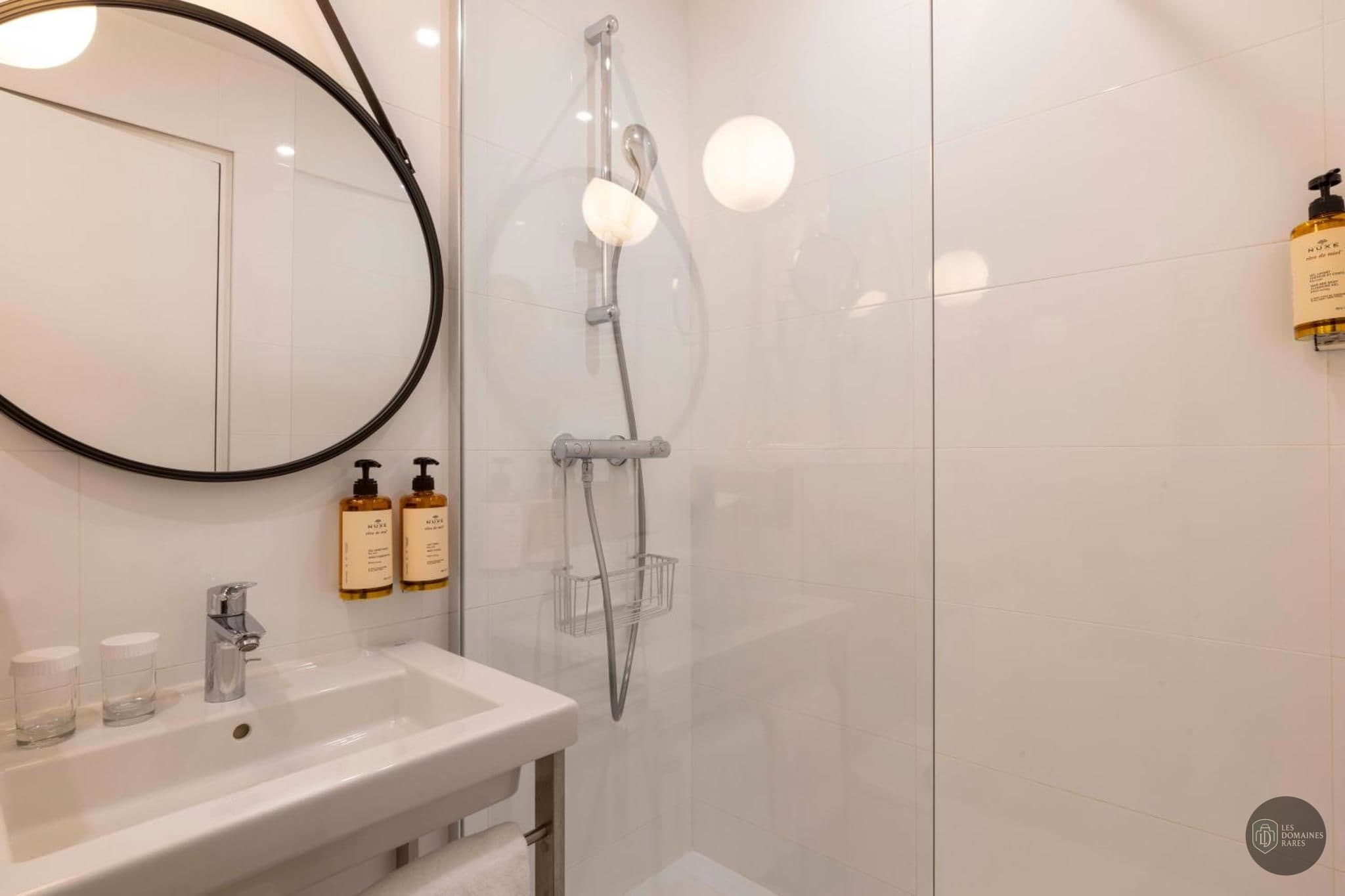 Salle de bain de l'hôtel Trianon Rive Gauche à Paris en Île-de-France