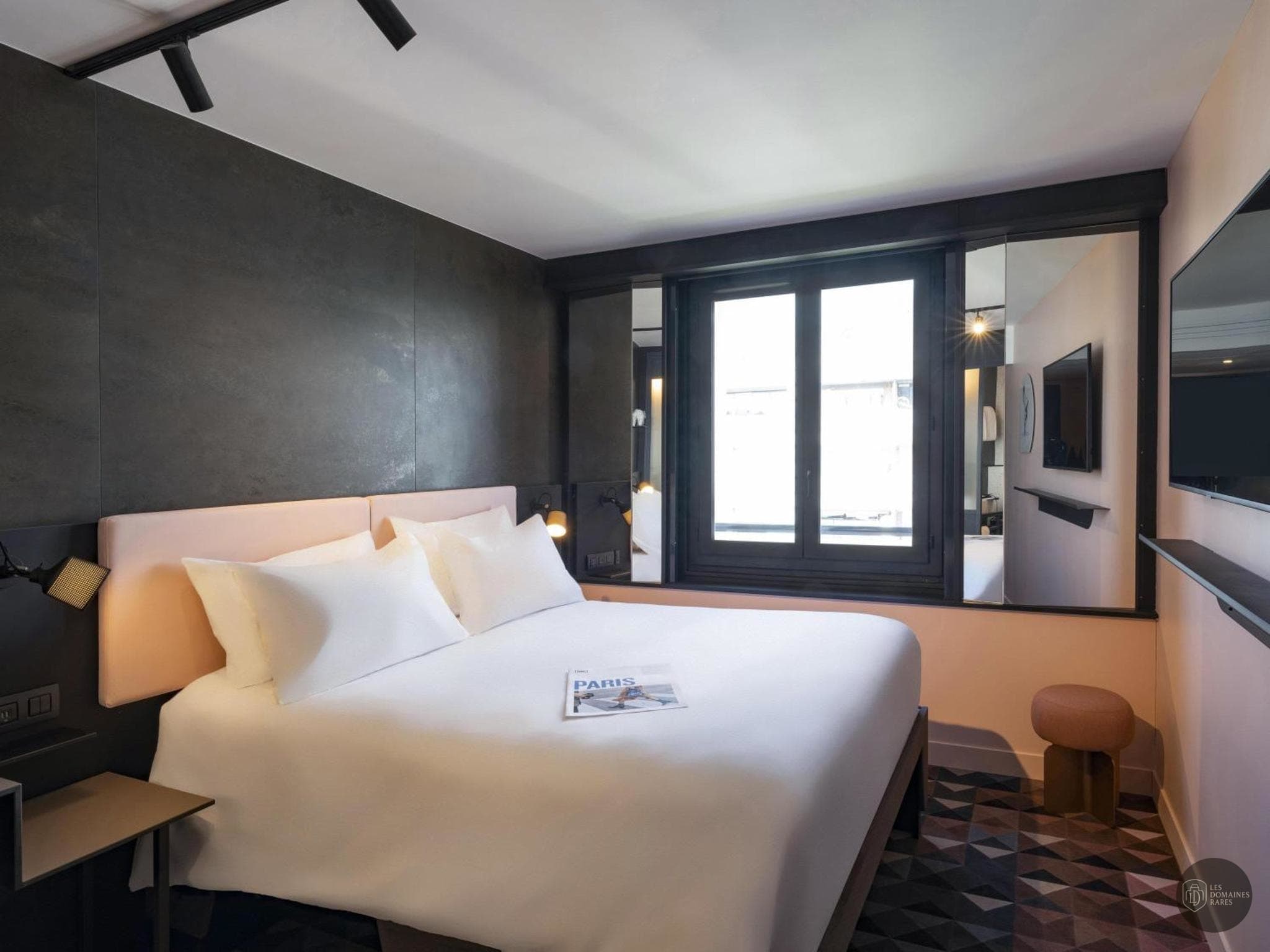 Chambre de l'hôtel Tribe Paris Batignolles à Paris en Île-de-France - séminaire paris france coordonnées gps latitude : 48.890467