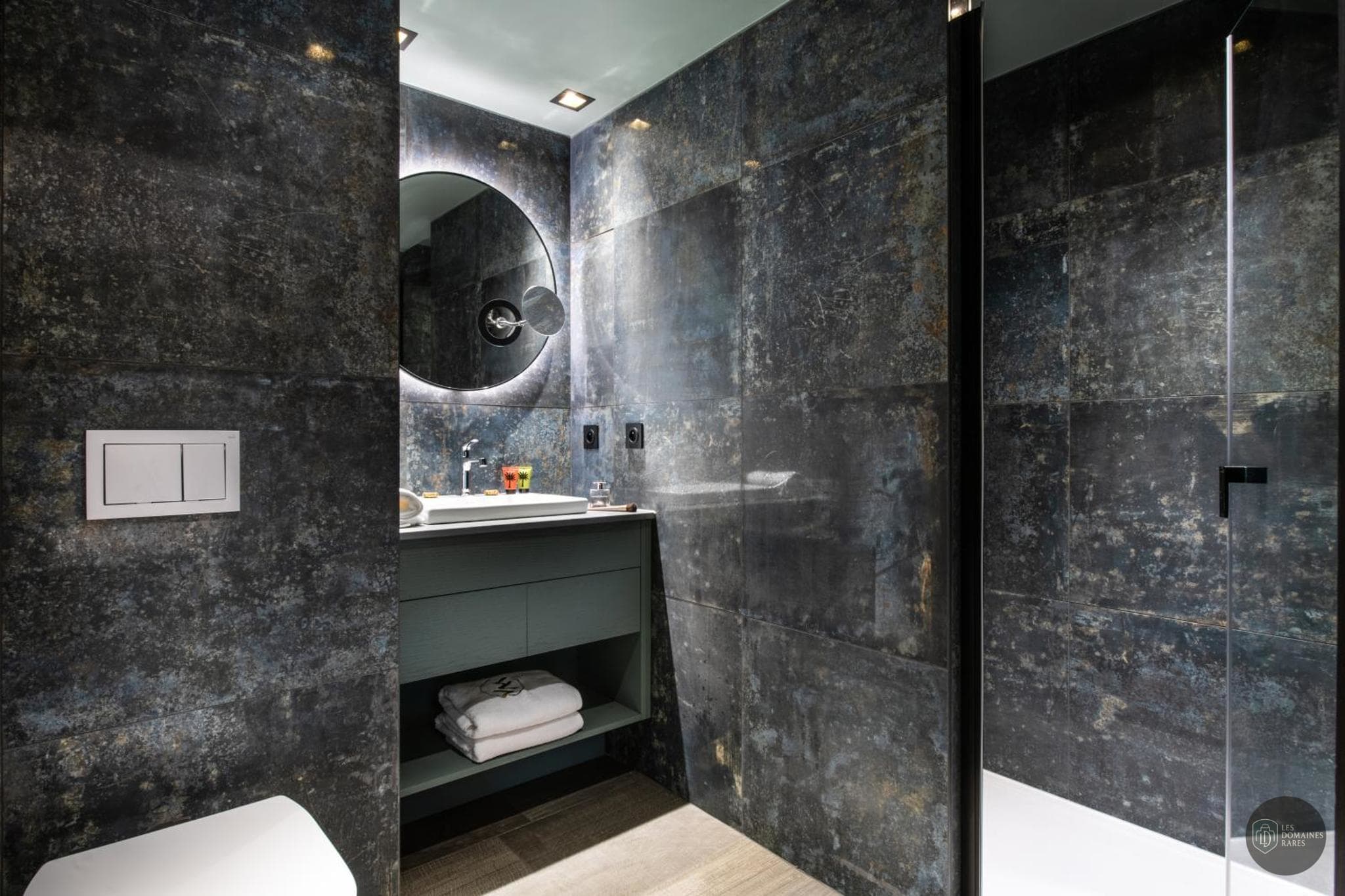 Salle de bain de l'hôtel Trinquet Village à Paris en Île-de-France