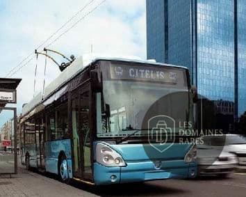 Trolleybus bleu Citelis en environnement urbain