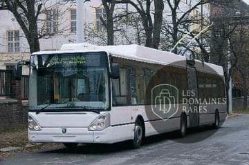 Trolleybus blanc sur une route