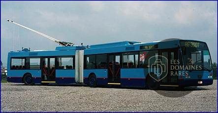 Trolleybus bleu articulé