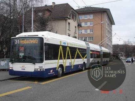 Trolleybus blanc et bleu en ville