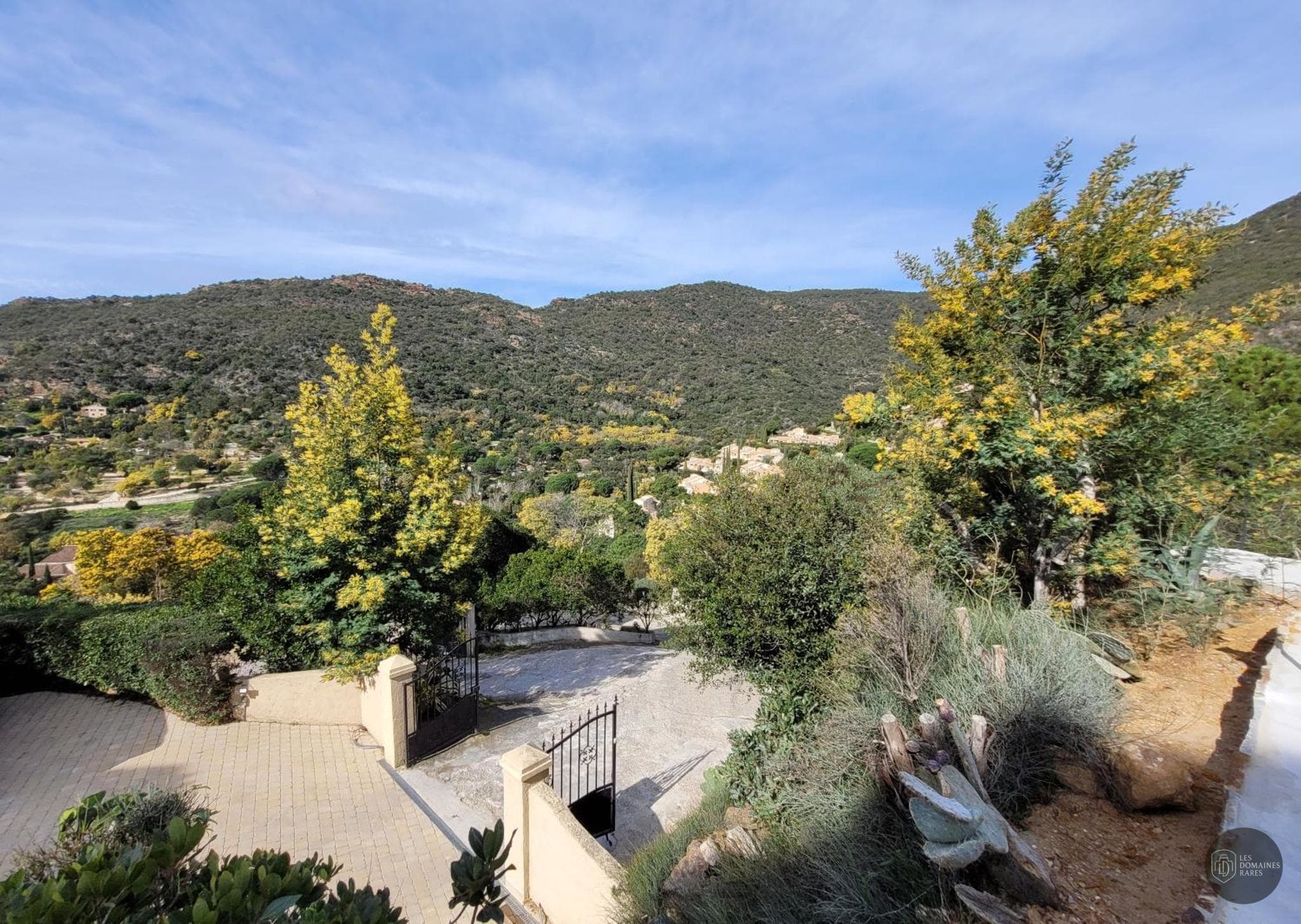 Vue extérieure du lieu Tropicana Club Rayol à Le en Provence-Alpes-Côte d'Azur