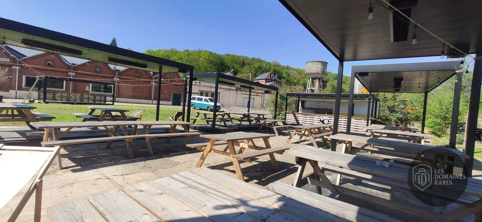 Terrasse extérieure avec tables de pique-nique
