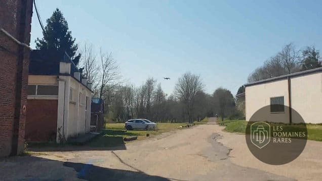 Extérieur : Bâtiments et allée