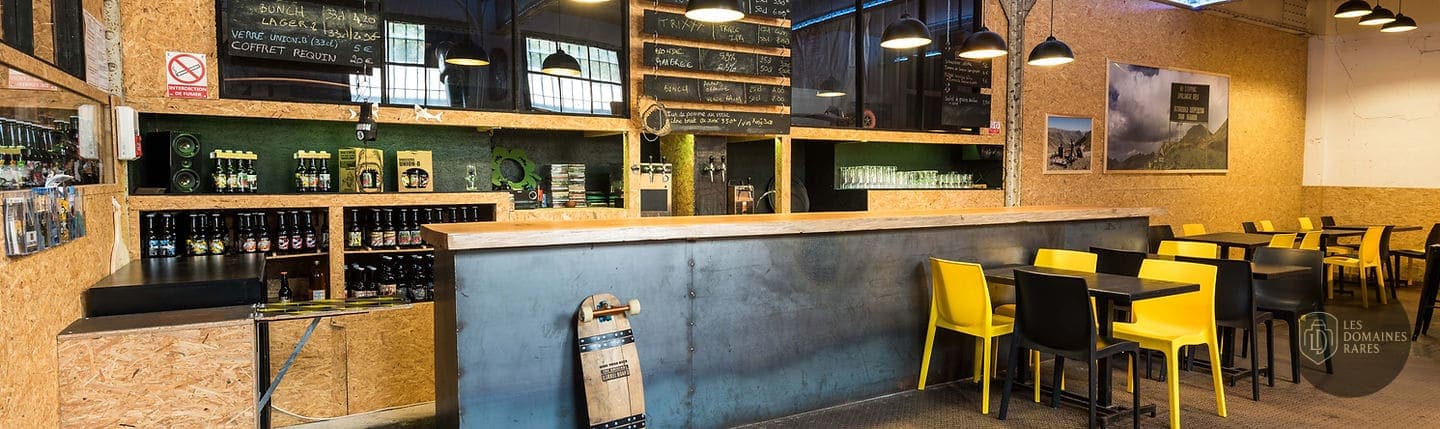 Bar intérieur avec tables et chaises