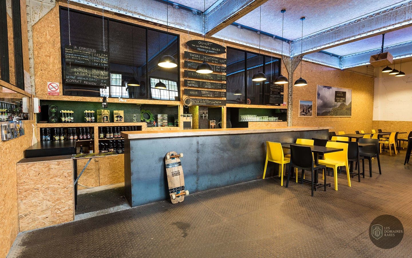 Bar intérieur avec tables et chaises