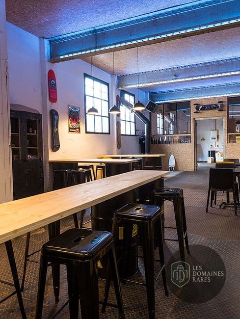 Bar intérieur avec tables hautes