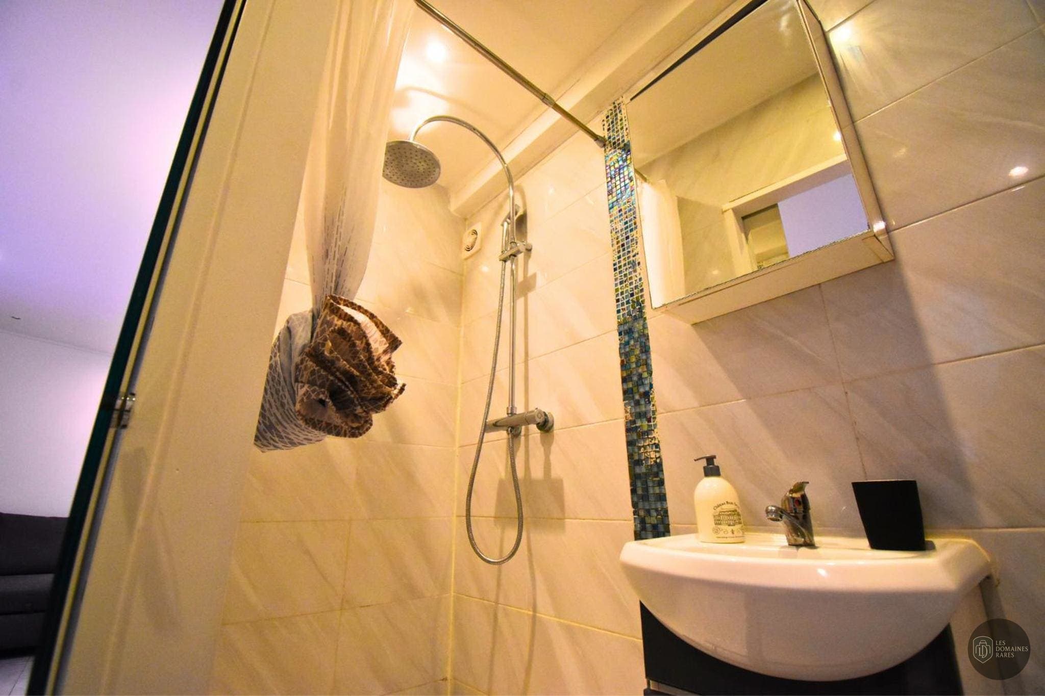 Salle de bain de l'hôtel Urban Hive Paris à Paris en Île-de-France