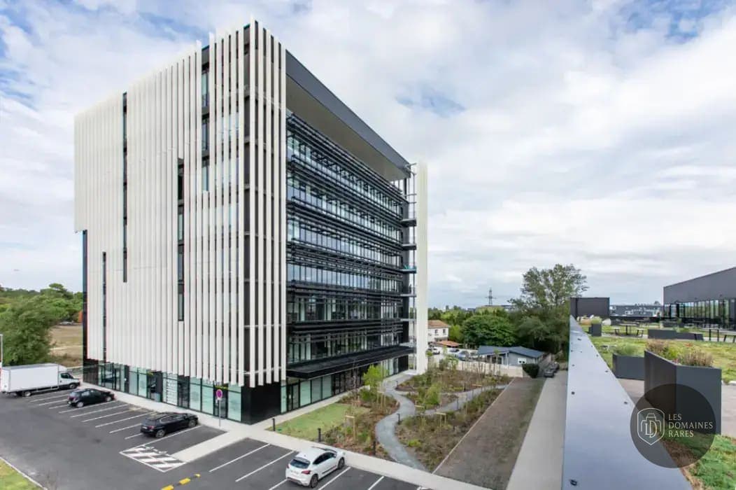 Bâtiment moderne avec parking
