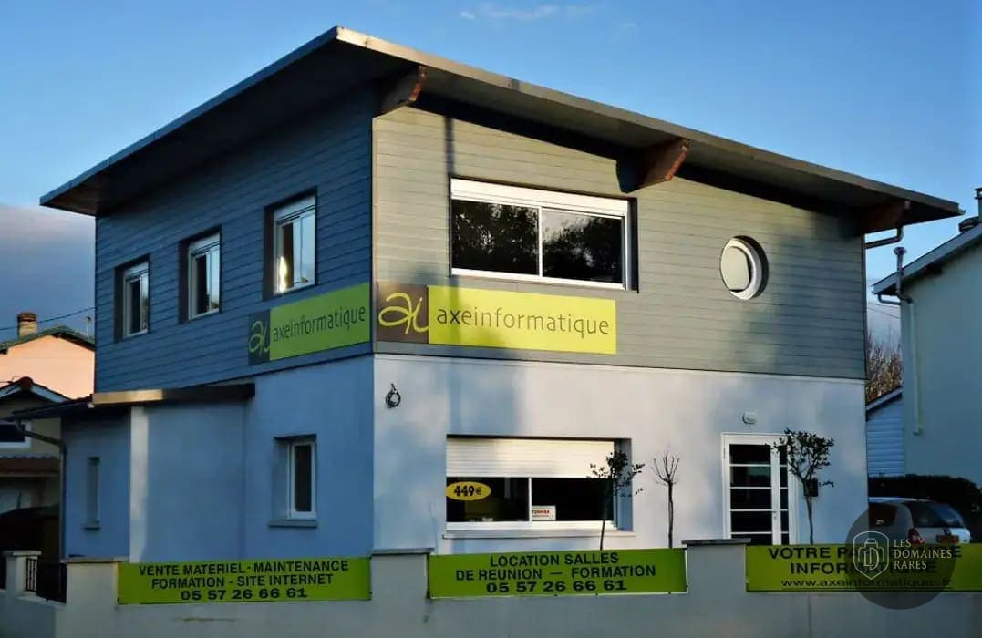 Bâtiment avec enseigne Axe Informatique