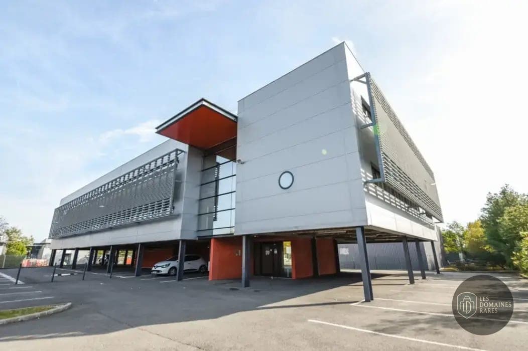 Bâtiment moderne avec parking
