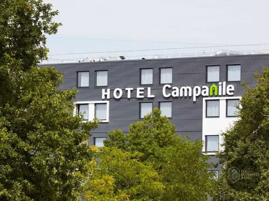 Hôtel Campanile, façade et arbres