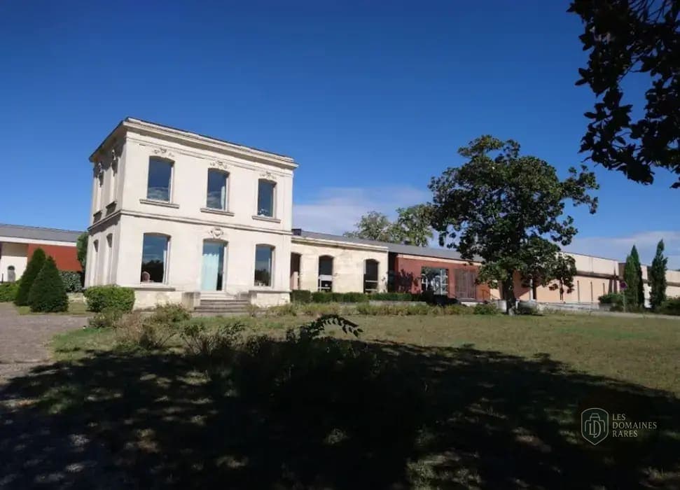 Façade du bâtiment principal et jardin