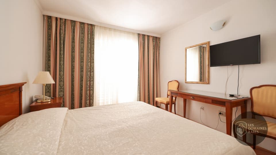 Chambre avec lit double et bureau