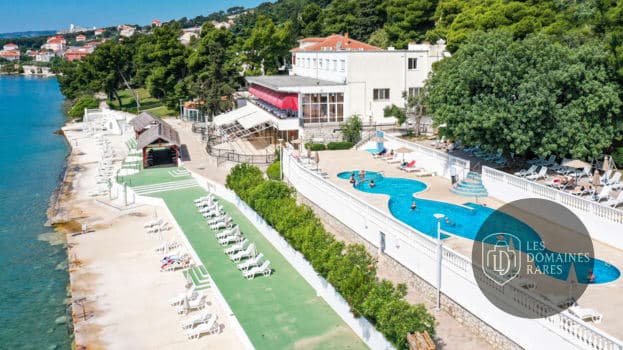 Vue aérienne de l'hôtel et piscine