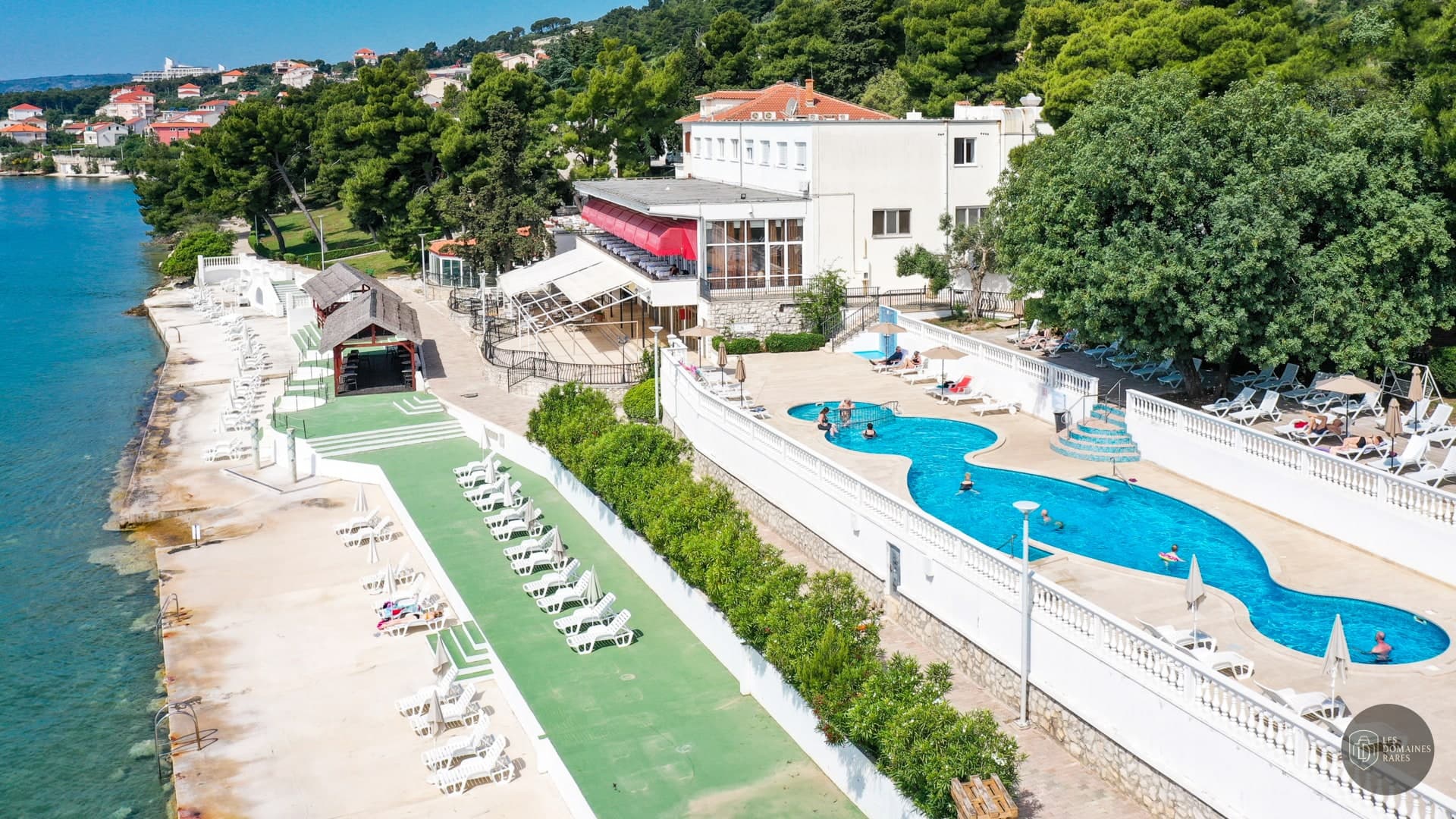 Vue aérienne de l'hôtel et piscine