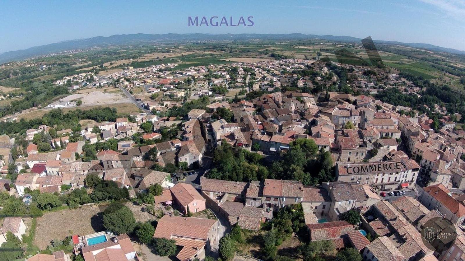 Vue extérieure du moulin Vamos Padel Magalas à Magalas en Occitanie