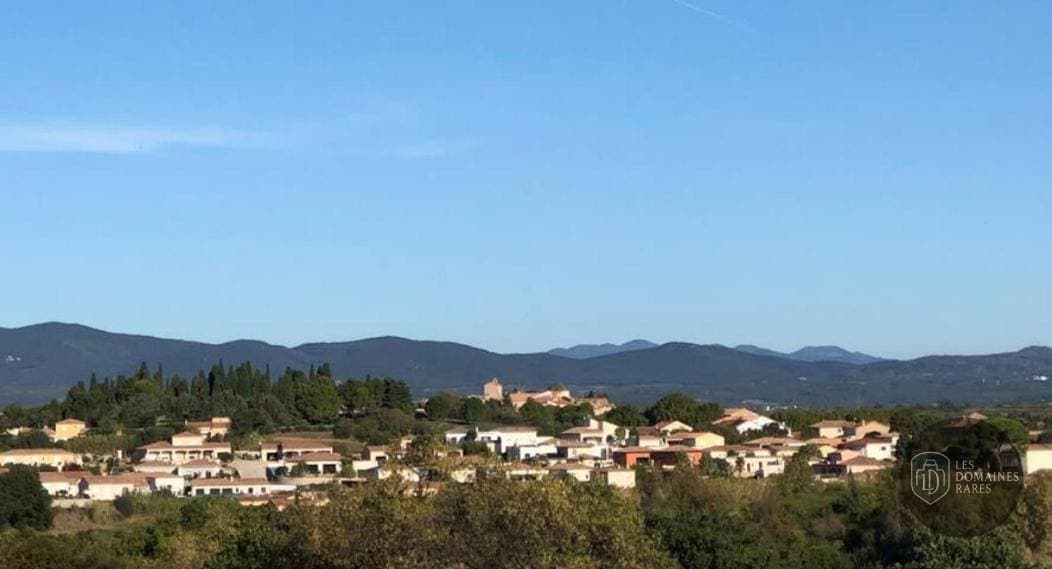Vue extérieure du moulin Vamos Padel Magalas à Magalas en Occitanie