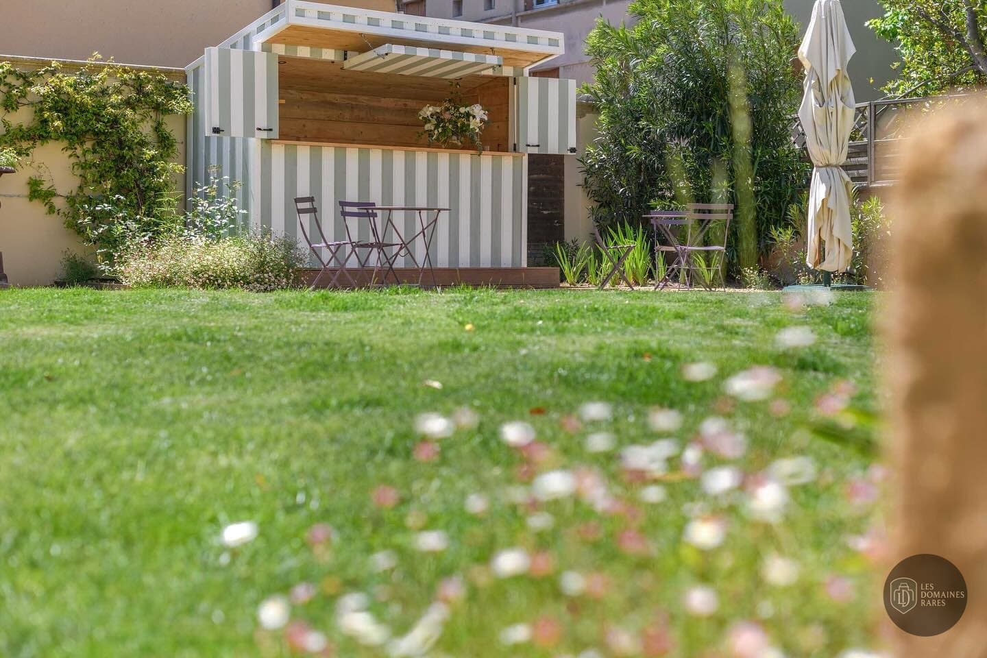 Bar extérieur dans le jardin ensoleillé