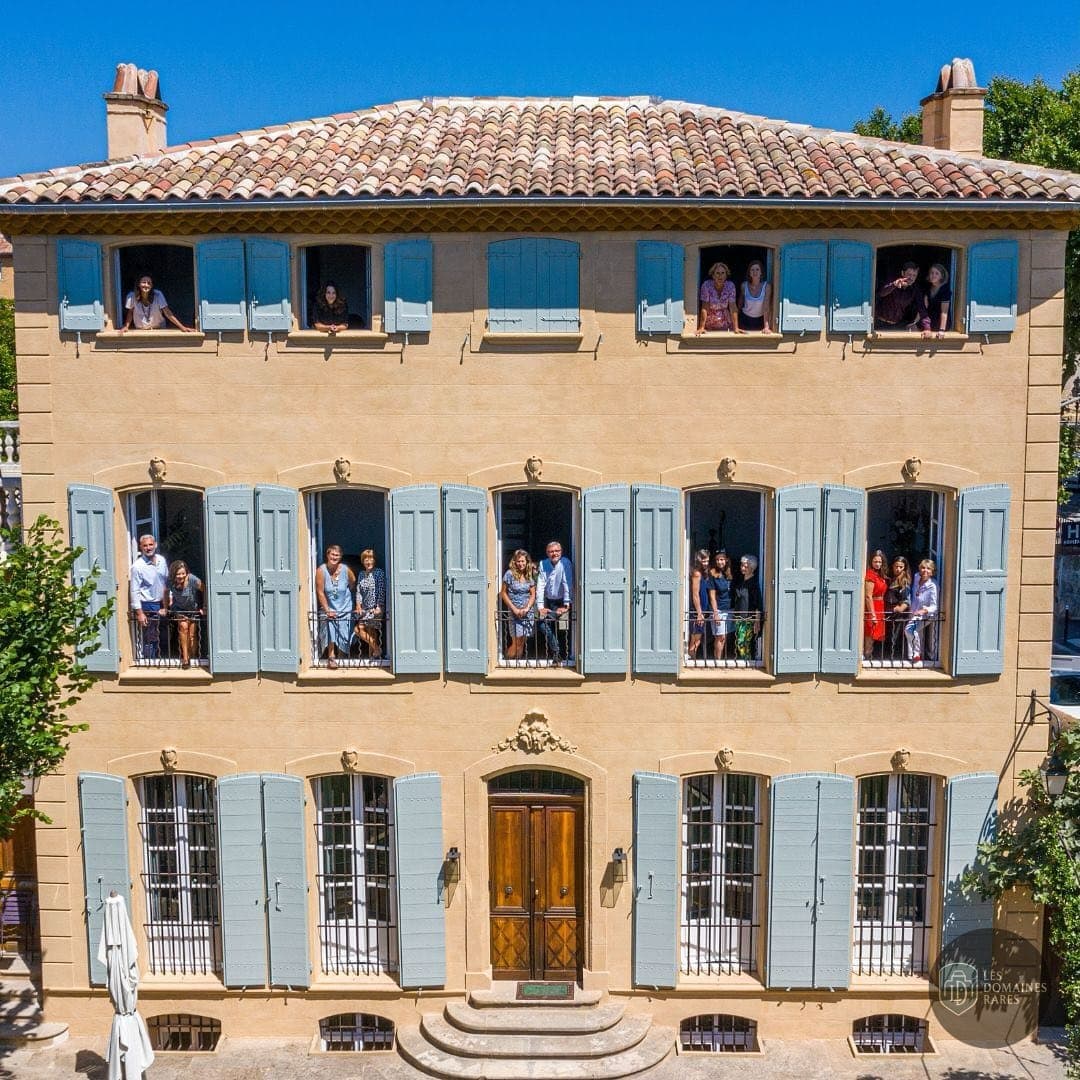 Façade principale avec des gens aux fenêtres