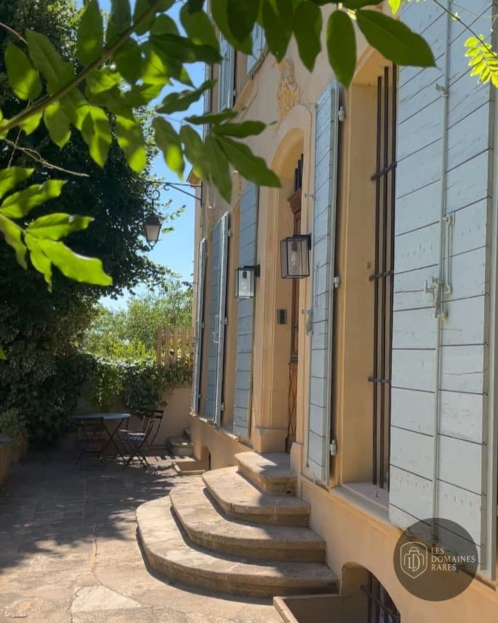 Façade de la Villa Acantha avec terrasse