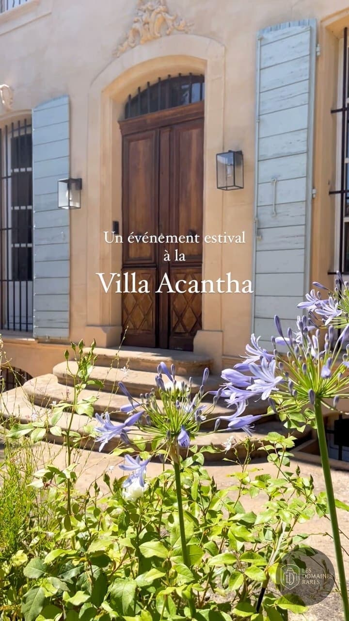 Entrée principale de la Villa Acantha fleurie