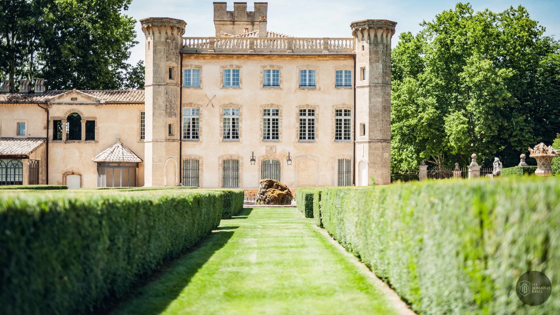 Façade de la villa et jardin