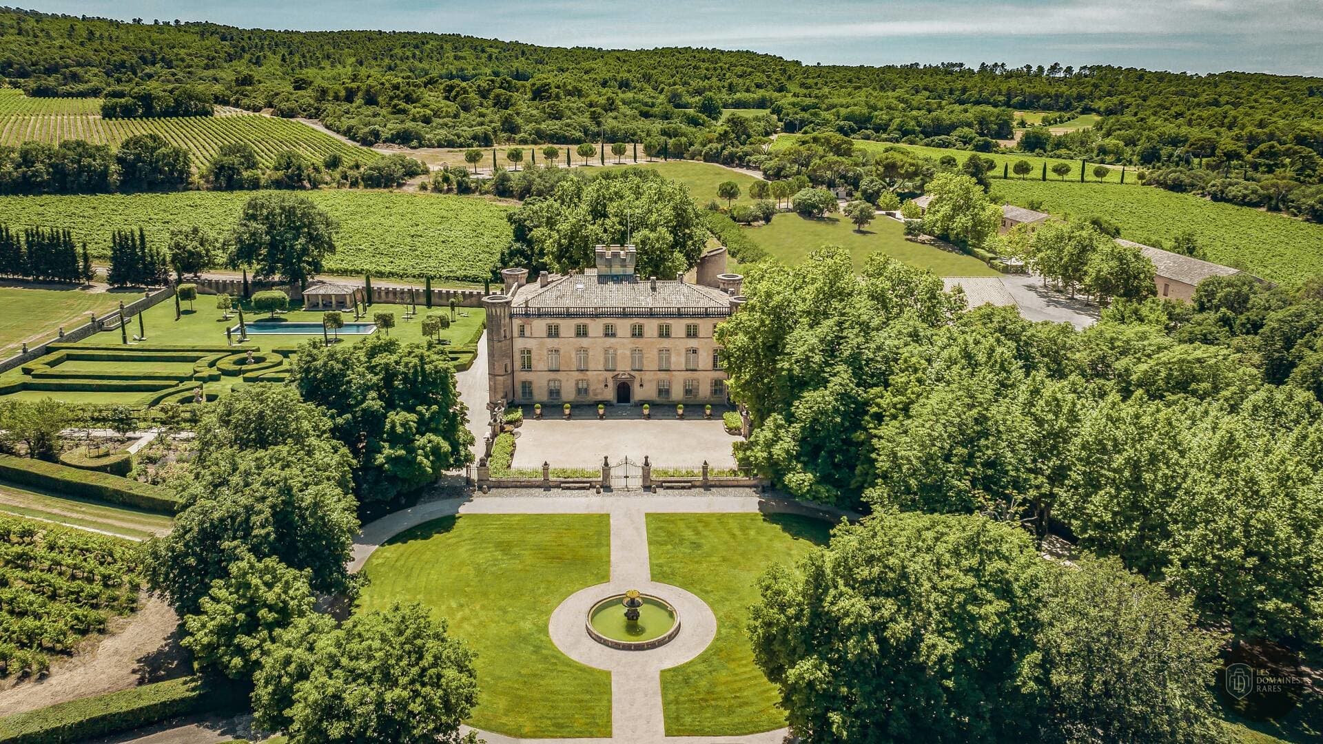 Domaine vu du ciel : villa et piscine