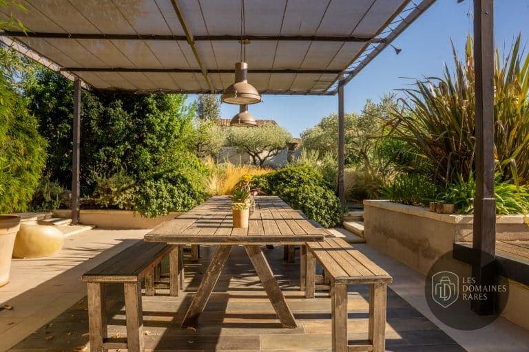 Salle à manger extérieure sous pergola