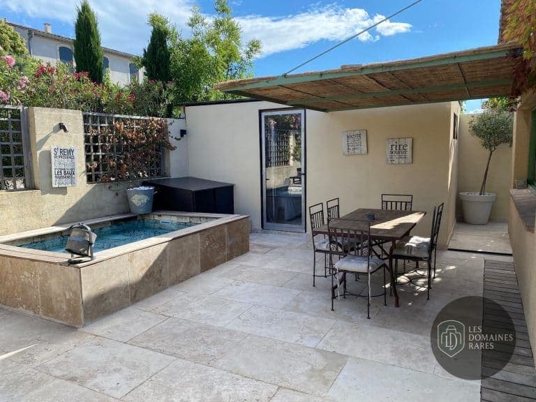 Terrasse avec jacuzzi et table à manger