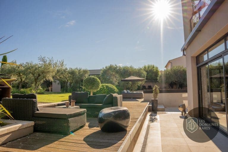 Terrasse extérieure avec mobilier et jardin