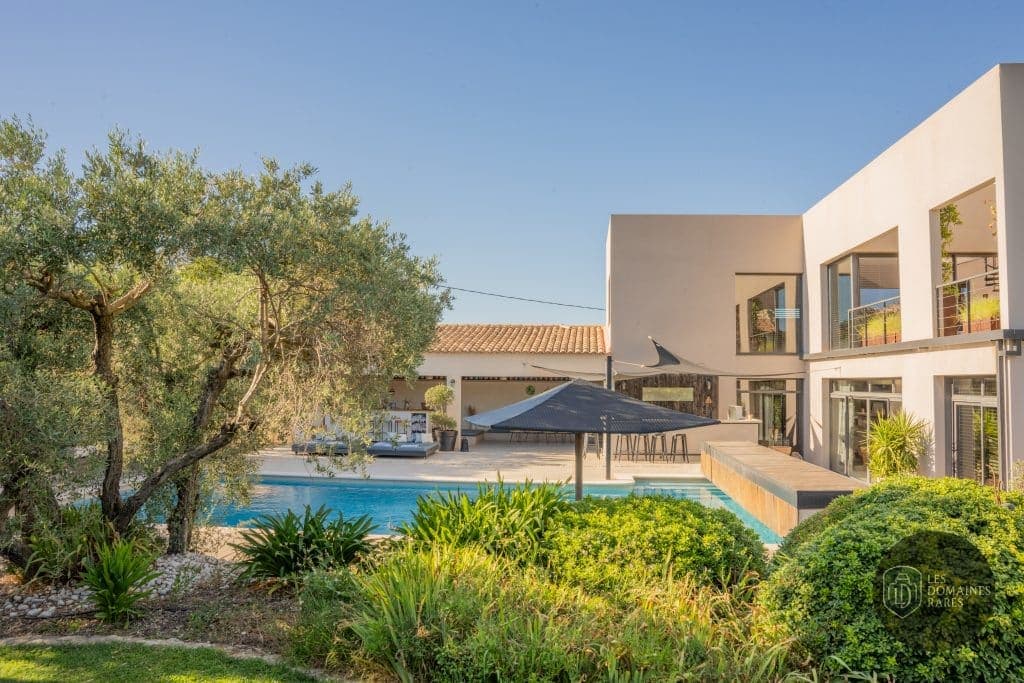 Extérieur avec piscine et jardin
