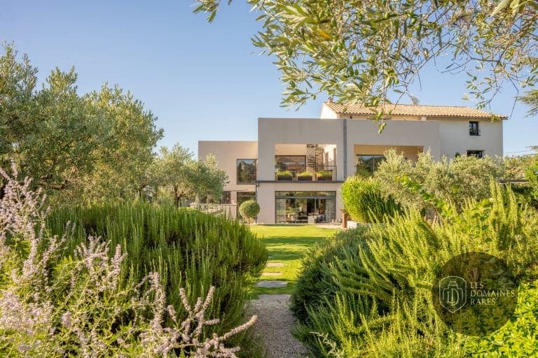 Jardin paysager et façade de la villa
