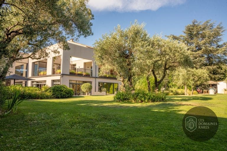 Villa vue du jardin avec oliviers