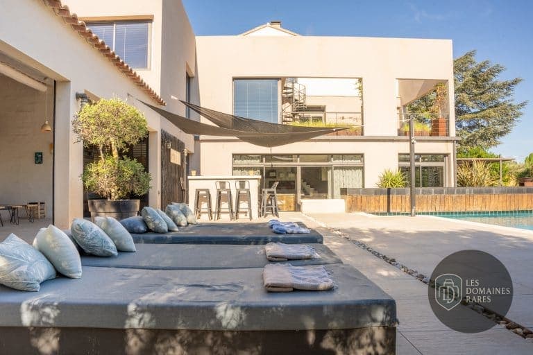 Espace piscine avec chaises longues