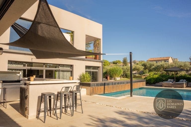 Bar extérieur et piscine de la villa