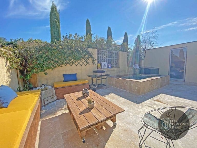 Terrasse extérieure avec jacuzzi et mobilier